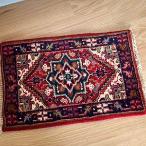 Plush hand-knotted accent rug